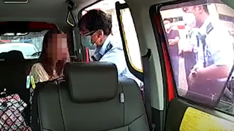 一名女警向女子表示：「認真認真，香港好多的士司機，佢唔認識你好正常，佢唔會查每個客坐萬幾蚊的士。」