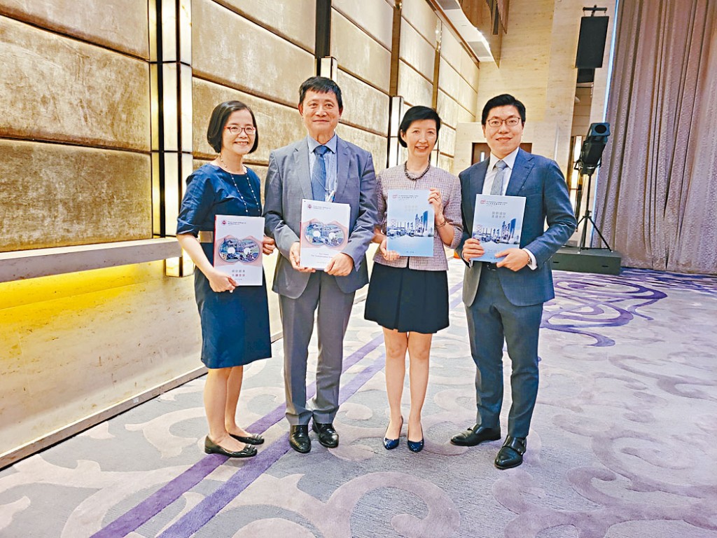 左起:電能實業公共事務總經理楊玉珍、 電能實業行政總裁蔡肇中、長江基建企業事務總監班唐慧慈、長江基建策劃及投資部助理首席經理陳銘恆。