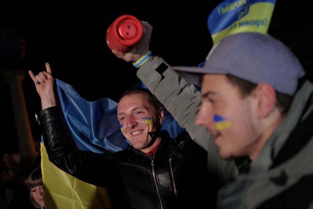 市民披上乌克兰国旗上街庆祝。REUTERS