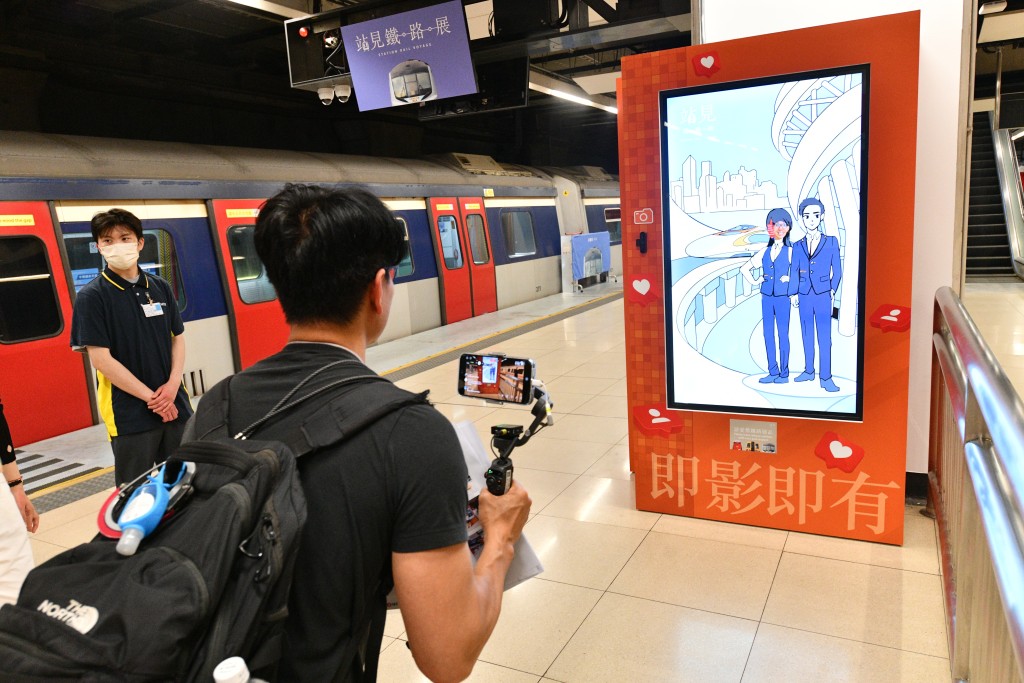 參觀者可以模擬不同年代的職員換上虛擬制服拍照。盧江球攝
