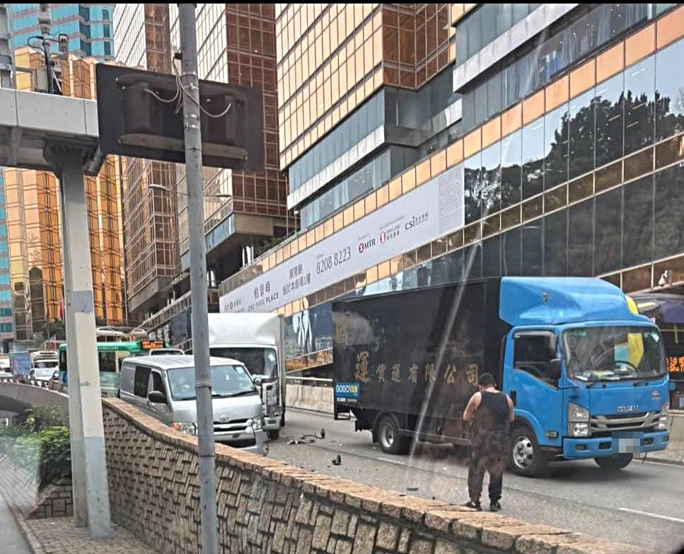 九龍公園徑天橋發生兩車交通意外。網圖 九龍公園徑天橋發生兩車交通意外。網圖