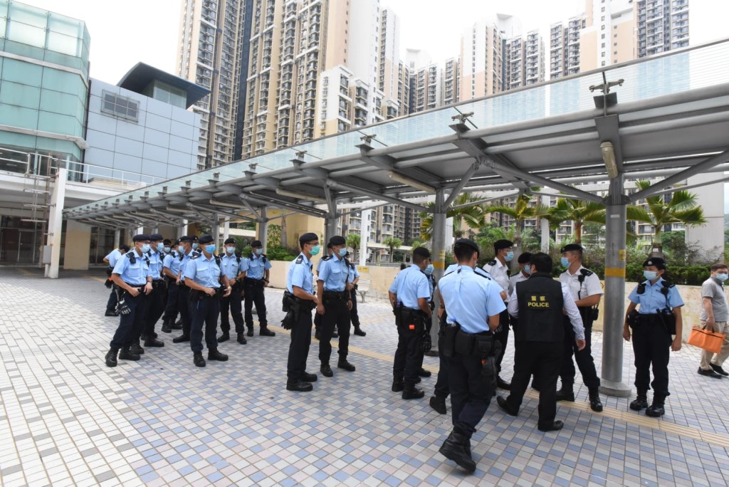 警方在慈正邨進行調查。