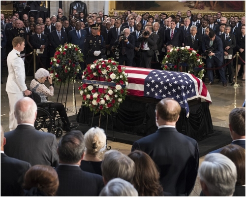 親人、家人朋友向麥凱恩最後道別。 AP  