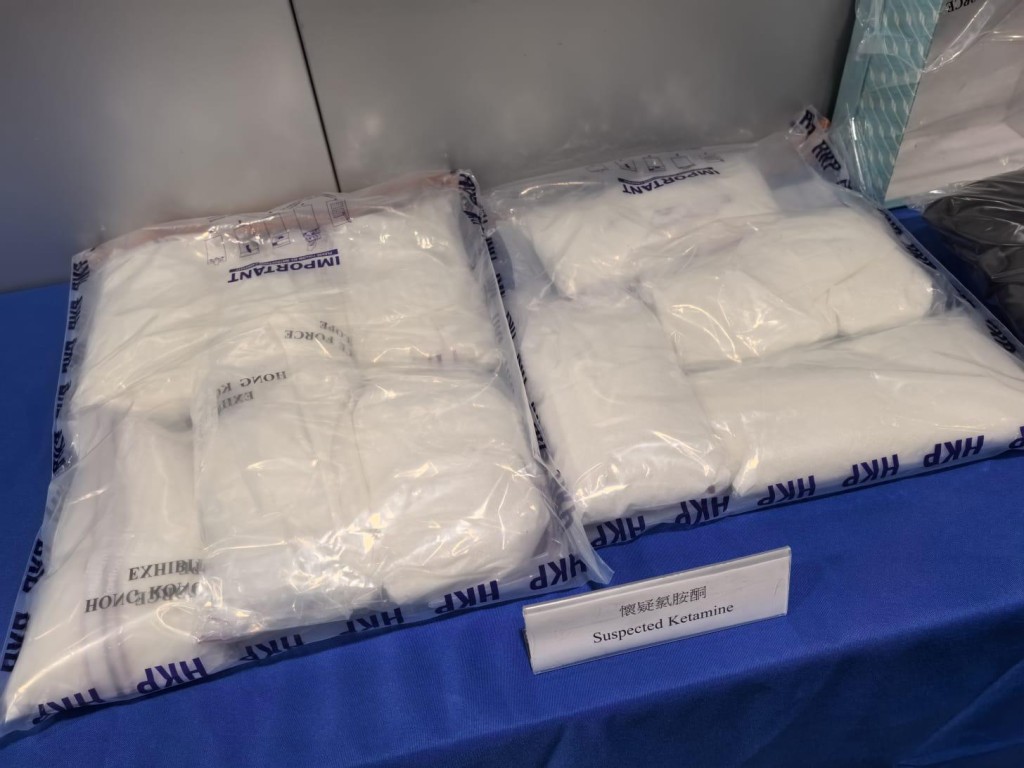 警方檢獲約10公斤懷疑氯胺酮,市值達390萬港元。 警方檢獲約10公斤懷疑氯胺酮,市值達390萬港元。