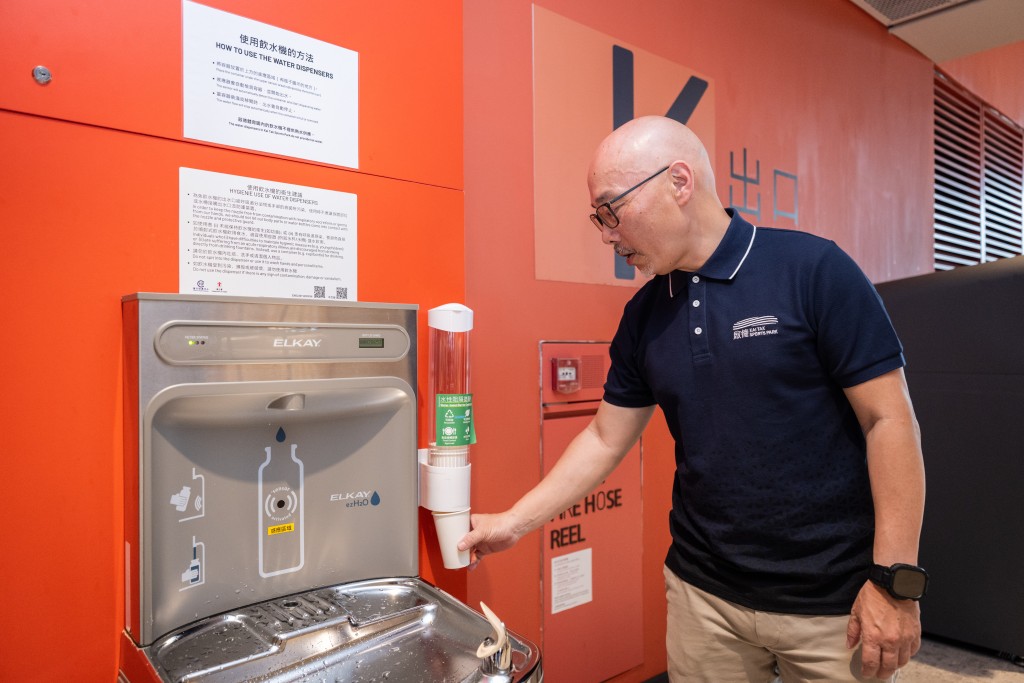 場館內設置多部飲水機，為訪客提供經過濾及紫外光消毒的飲用水，並配備可降解紙杯。