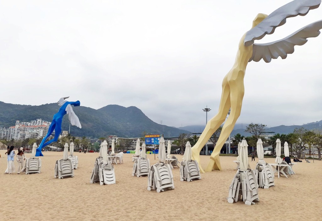 沙灘上的巨人藝術裝置打卡一流。