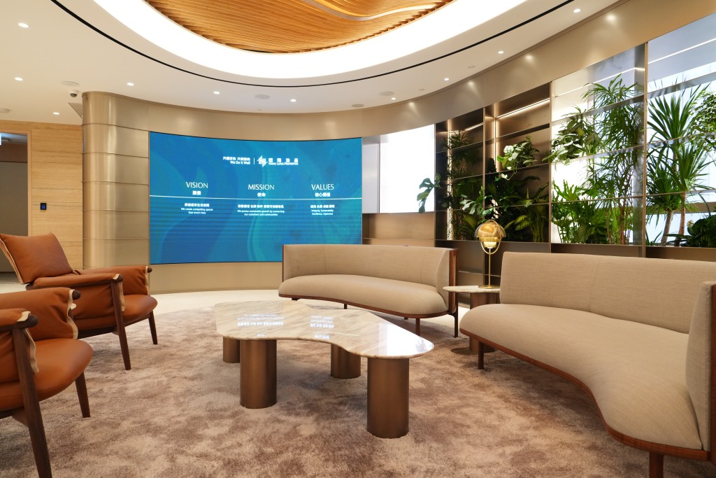 恒隆於1960年在香港創立，會客大廳旁設有LED幕牆，介紹恒隆在香港起家、在上海開發首個項目，以至不斷擴大內地業務版圖等各個重要發展里程，同時展現公司對可持續發展的承諾及成就。