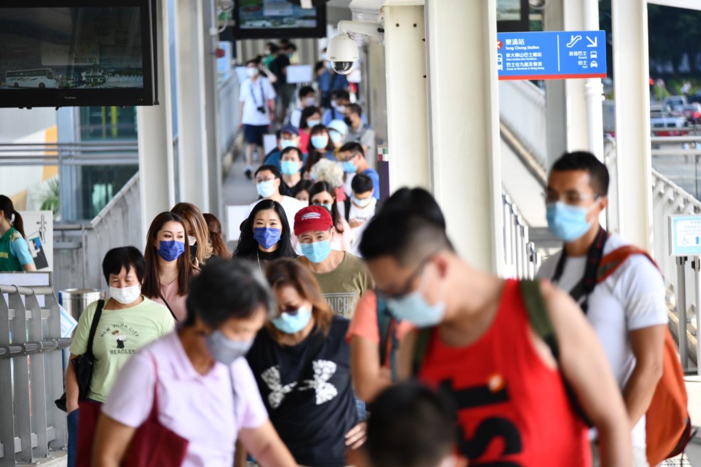 市民在昂坪360排逾半小時才能上車。