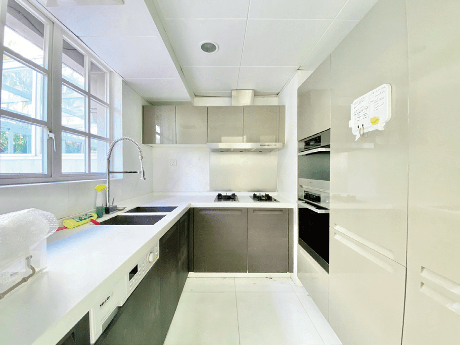 厨房已备有基本煮食设备，上下橱柜提供充足储物空间。