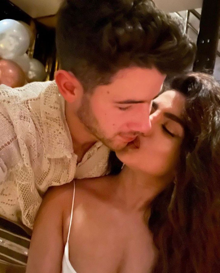 Nick與Priyanka高興地表示透過代母誕下女兒。
