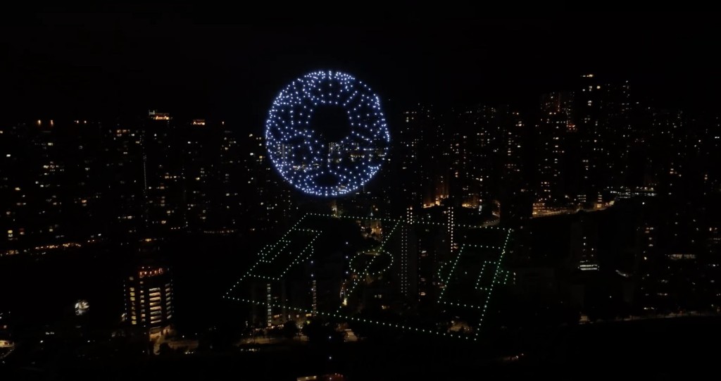 香港大球場上空曾展示由無人機組成的足球及足球場。（受訪者提供）