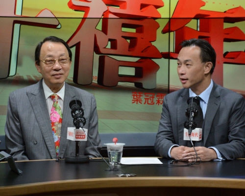 陳景生（左）促請特首檢討我行我素的態度。右為潘熙。