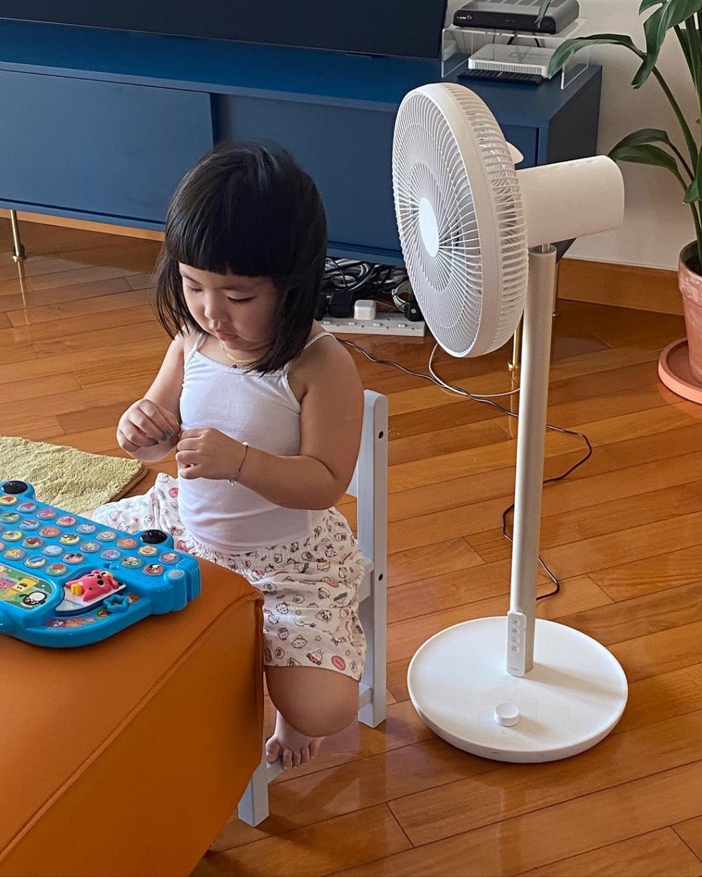 Lucy自己在廳玩。