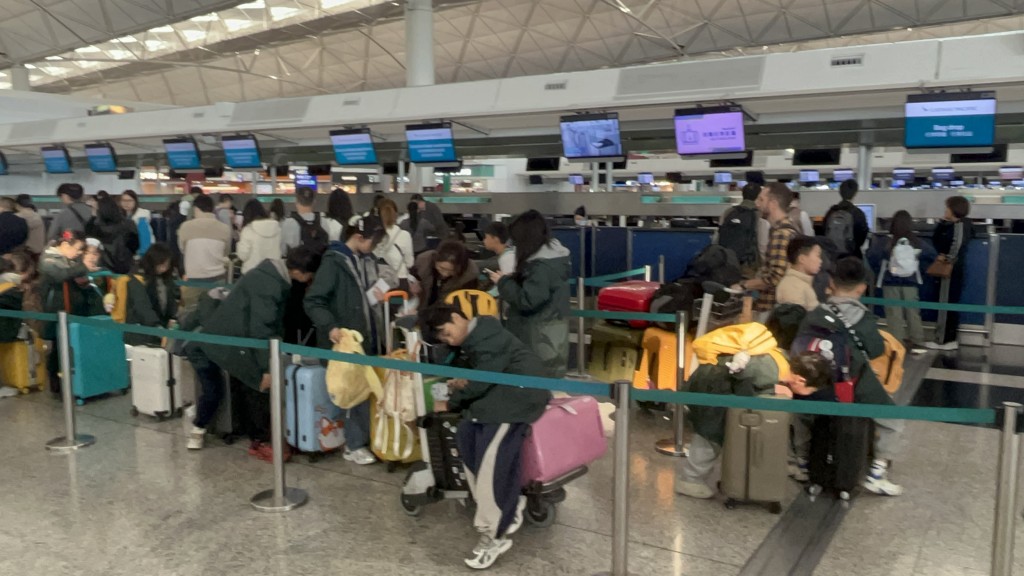 多間航空公司的櫃位出現人龍。楊偉亨攝