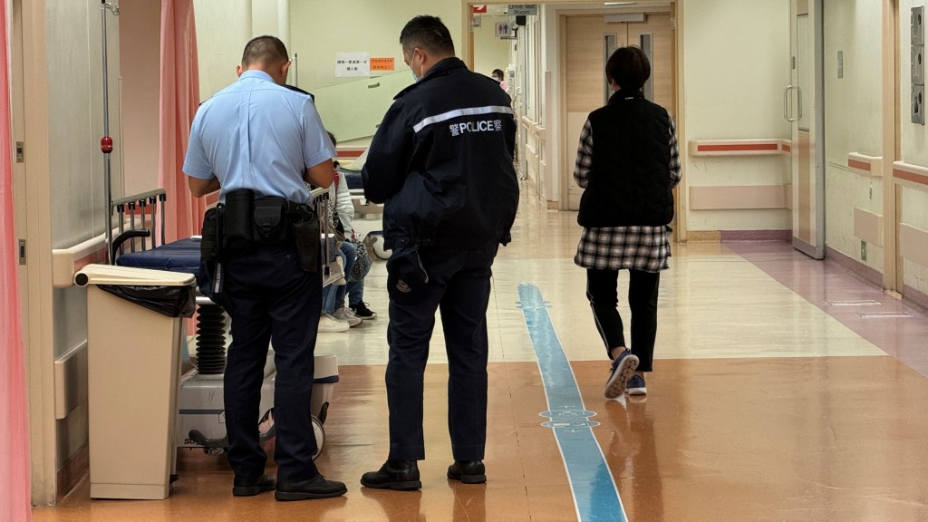 警員到醫院了解事件。