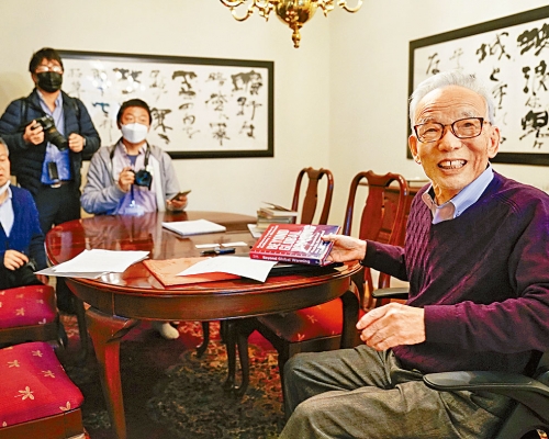 真锅淑郎(右)周二在普林斯顿市家中接受记者采访。