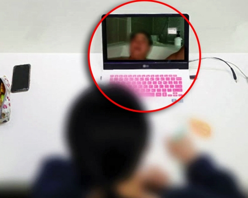 學生上網課期間,鏡頭下忽現教授邊浸浴邊上課畫面。網圖