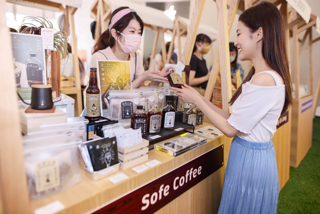 利园咖啡生活节联同区内咖啡店及多个本地咖啡品牌，将希慎广场1楼中庭化身成咖啡主题市集。