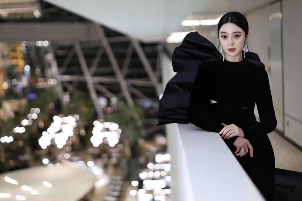 范冰冰選擇了一條法國設計師品牌Stéphane Rolland的黑色高訂系列禮服。