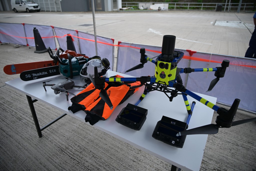 每個模擬情境亦有相關器材展示，包括符合國際標準的救生衣、無人機等。蘇正謙攝