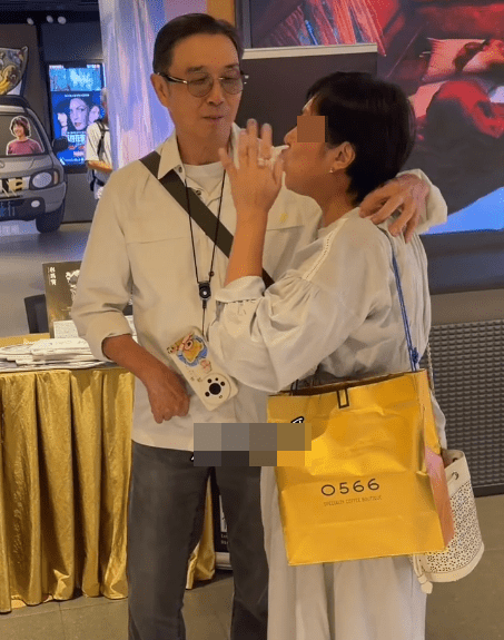 片中可見，疑似《我阿爹想旅行》的宣傳用品，估計影片攝於近日。