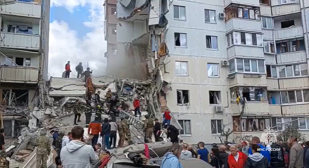 俄罗斯别尔哥罗德有住宅被导弹碎片击中倒塌。美联社