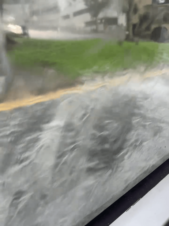 汽車冒著水浸行駛 汽車冒著水浸行駛