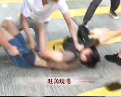 便衣警員制服一名男子。港台截圖