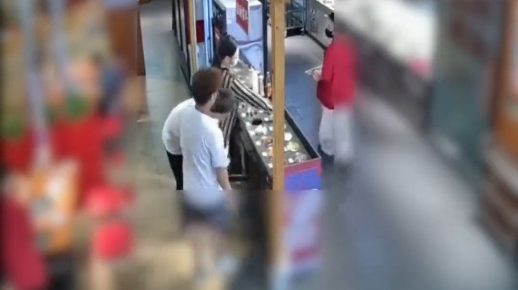 女食客不斷浪費醬料。抖音@大風新聞 女食客不斷浪費醬料。抖音@大風新聞