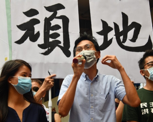 朱凱迪(中)宣布參加民主派初選。