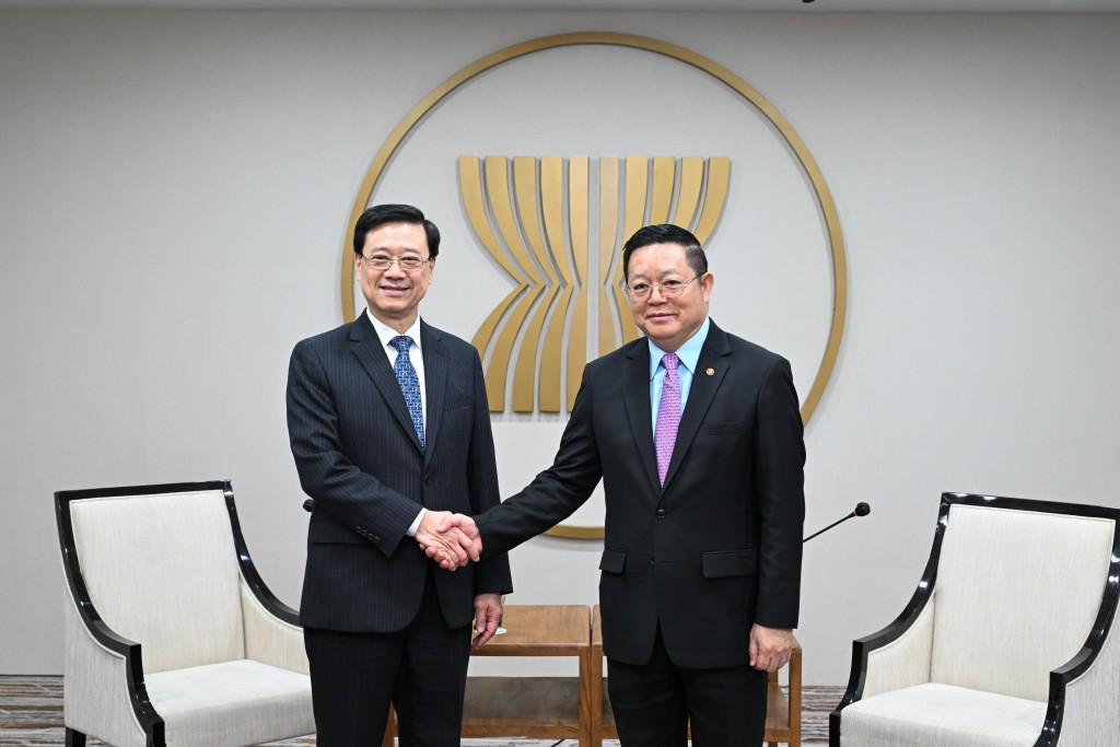 李家超（左）與東盟秘書長高金洪（右）會面。