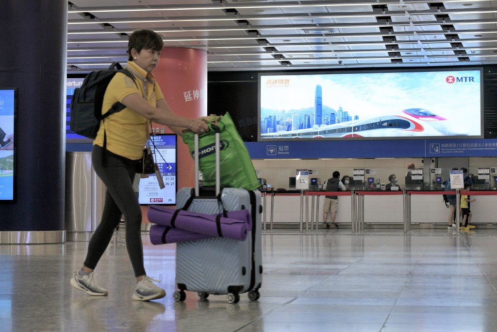 据入境处数据，截至今日（30日）下午4时，经西九出入境人次约7.1万。陈浩元摄