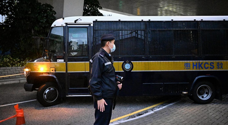 被告申請保釋被拒後由囚車押走。