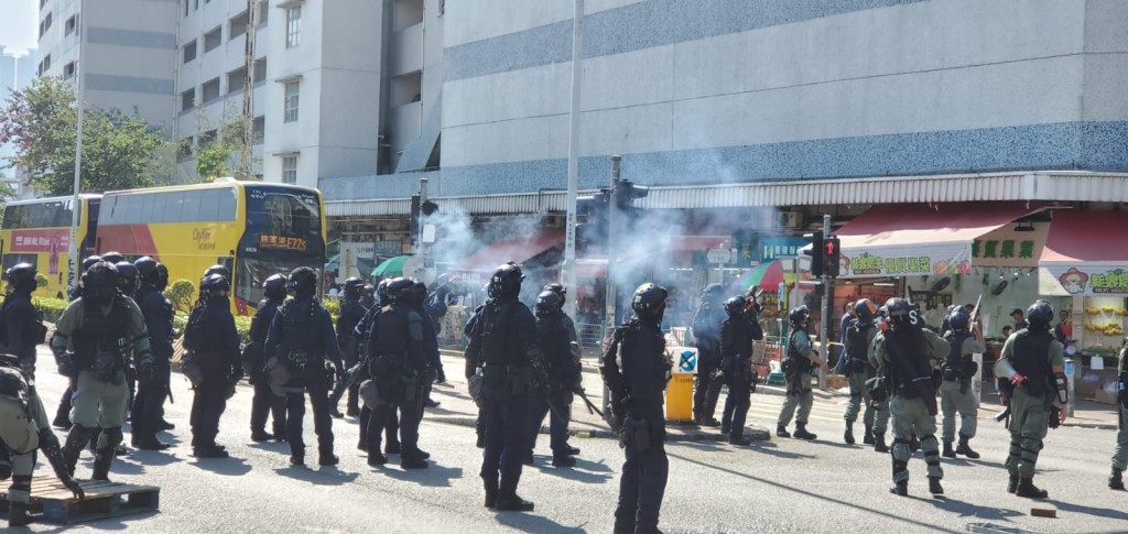 防暴警到將軍澳運動場對開驅散。