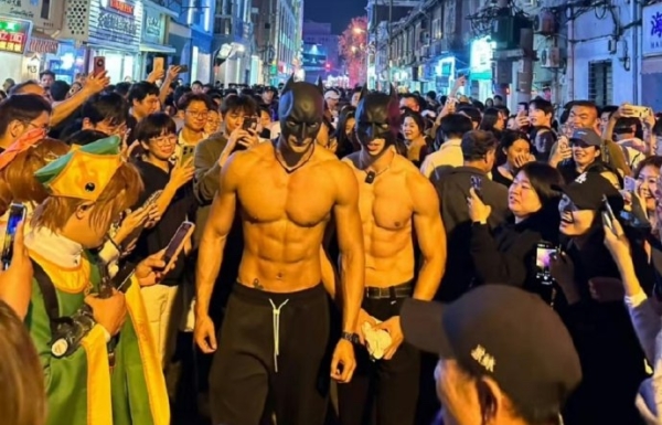 上海街头有肌肉男以蝙蝠侠作打扮，即时成为全场焦点。