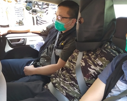 警方拘捕8人。
