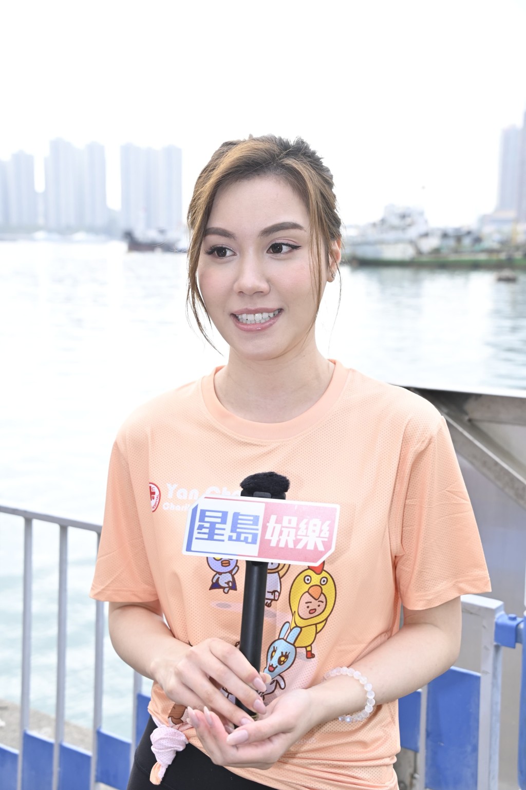宋宛穎今日到荃灣為一個慈善活動擔任司儀。 宋宛穎今日到荃灣為一個慈善活動擔任司儀。