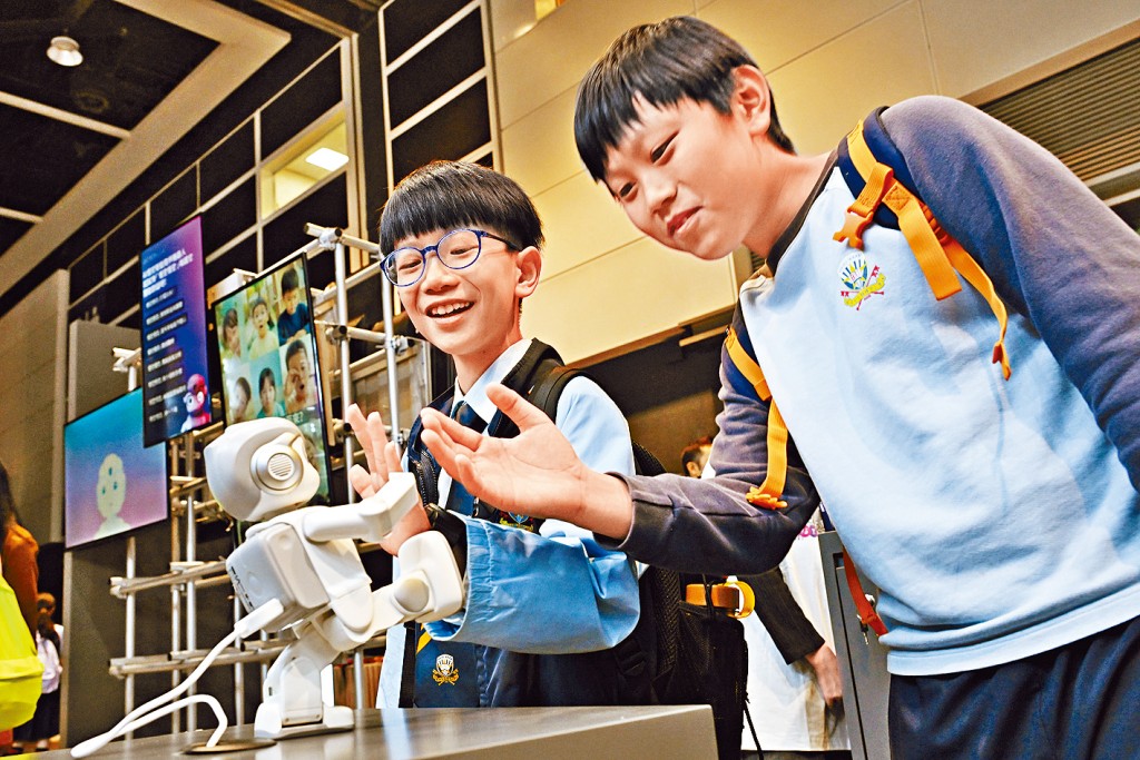 《財政預算案》推動全民AI培訓，包括邀請不同公營機構連同科技企業及大專院校籌辦AI應用學習課程、講座及比賽。