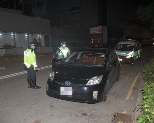 警方截查可疑私家車, 搜出可卡因。