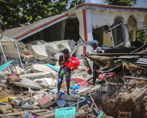 海地7.2級地震死亡人數增至近1300人。AP