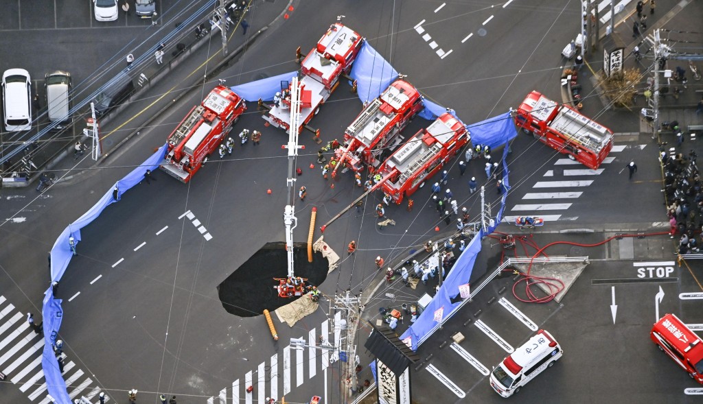 當局出動重型機械搜救。（路透社）