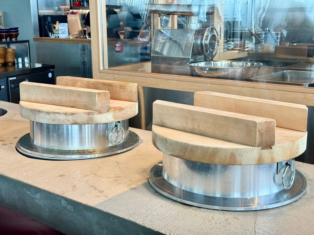 煮法相當講究，因店內使用與日本店相同的大型羽釜鍋，令米粒更均勻受熱