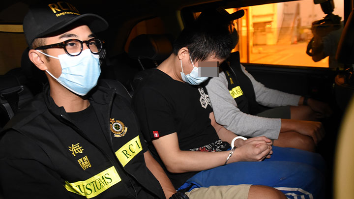 海关拘捕一名36岁男子。黄文威摄