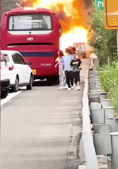山西一運油車發生爆炸,現場如災難片。 山西一運油車發生爆炸,現場如災難片。