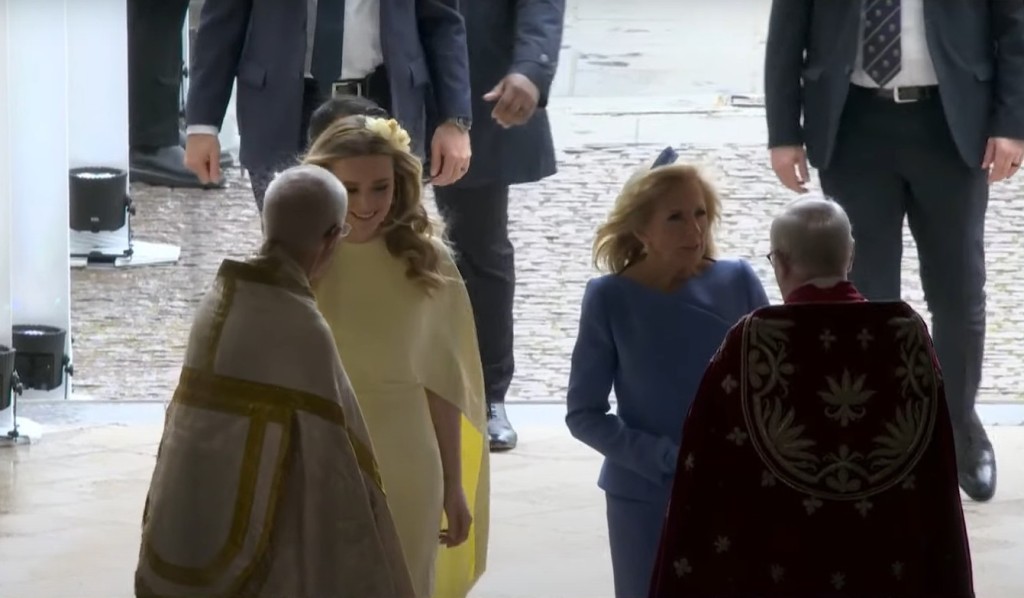 美国第一夫人吉尔（Jill Biden）与孙女芬尼根（Finnegan Biden）抵达西敏寺。