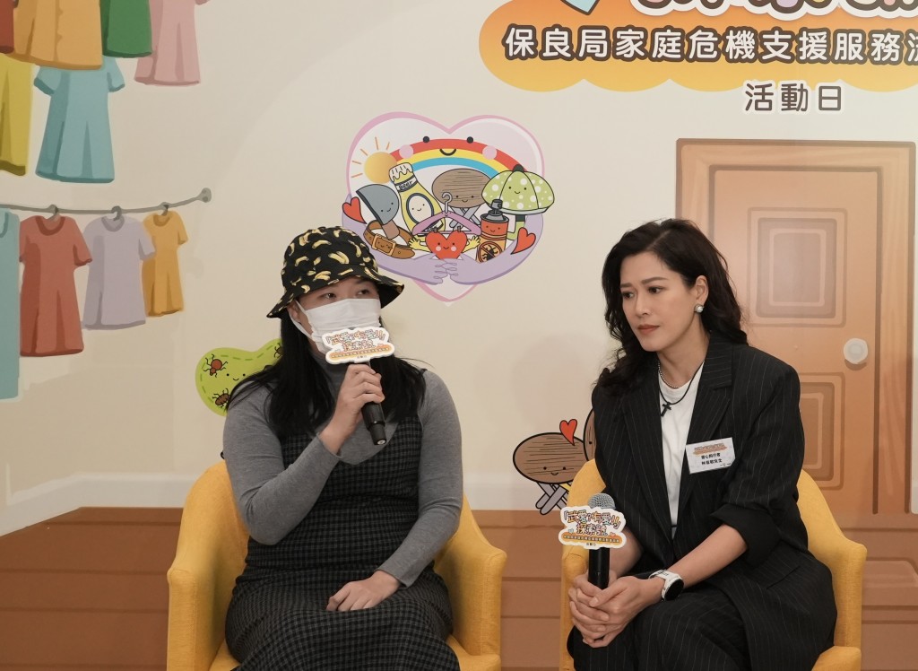 服務使用者Moon(化名)及「愛心同行者」林淑敏女士於活動日上真摯分享親身經歷與感受。 服務使用者Moon(化名)及「愛心同行者」林淑敏女士於活動日上真摯分享親身經歷與感受。