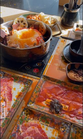 女事主在尖沙嘴一間火鍋餐廳享用麻辣火鍋時，火鍋突然爆炸。網民Vicky Hung圖片