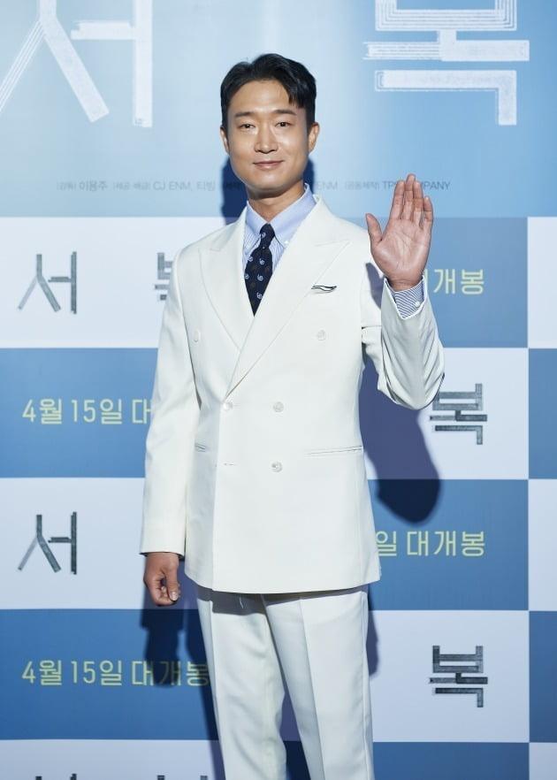 趙佑鎮飾演醫務司令部前中校、藥廠高層「韓泰錫」。
