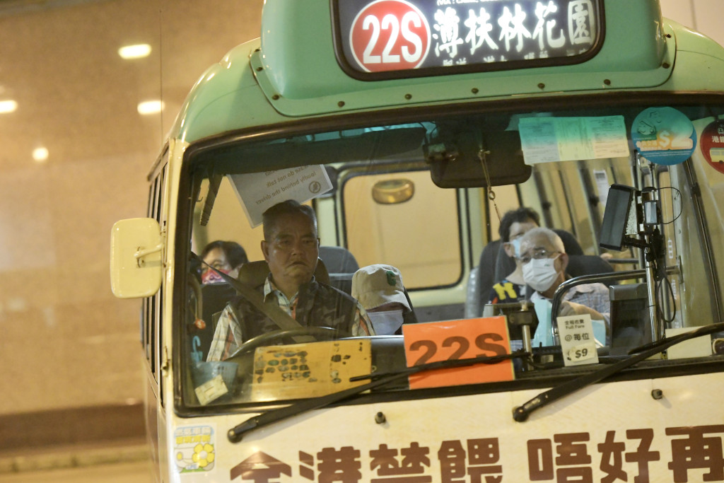 林偉江以運輸業為例，指小巴及客車司機「唔係冇人做，係薪酬待遇低導致請唔到人」。資料圖片