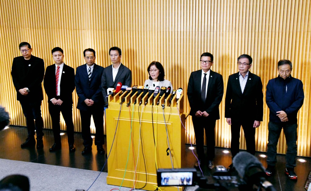 發展局局長甯漢豪今午（11日）與6名工程界代表見傳媒，表示全港252幢正進行維修的公私營地盤，已拆除棚裝。